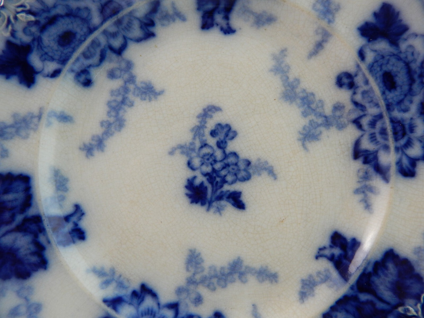 RARO ANTICO PIATTO PORCELLANA FLOW BLUE 1800 DECORO FLOREALE MARK COAT OF ARMS