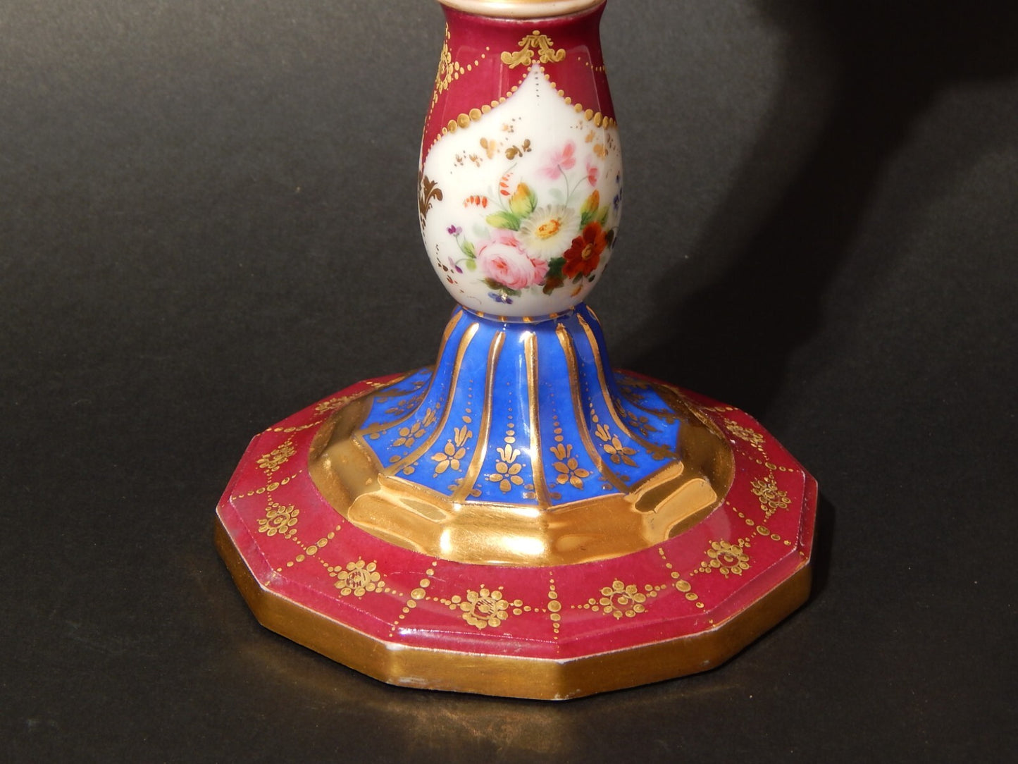 PREZIOSO ANTICO CANDELIERE PORCELLANA DECORO IN POLICROMA E ORO ZECCHINO