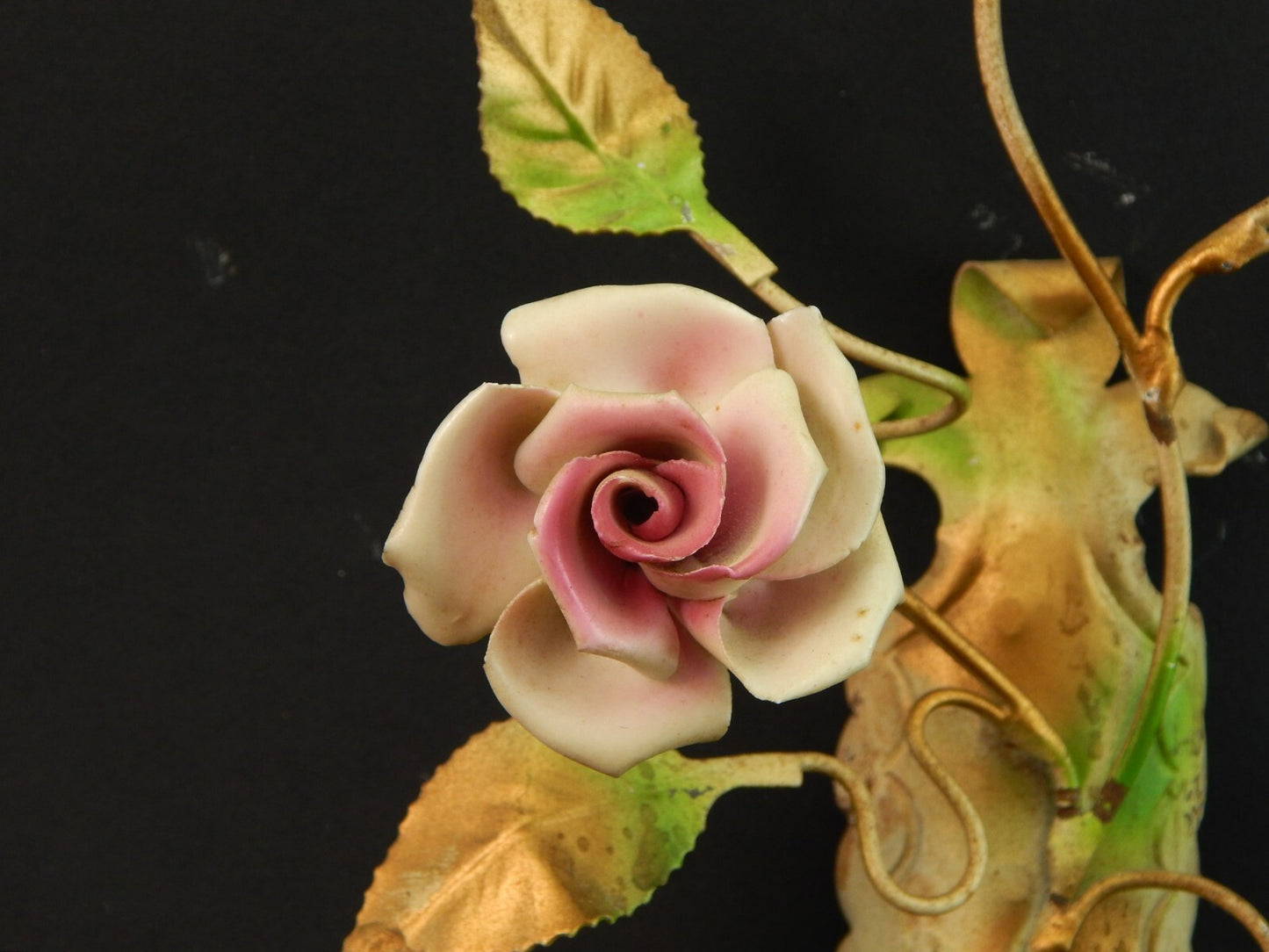 APPLIQUE 1 FUOCO ANTICA LIBERTY FERRO BATTUTO E ROSE CERAMICA POLICROME #1730