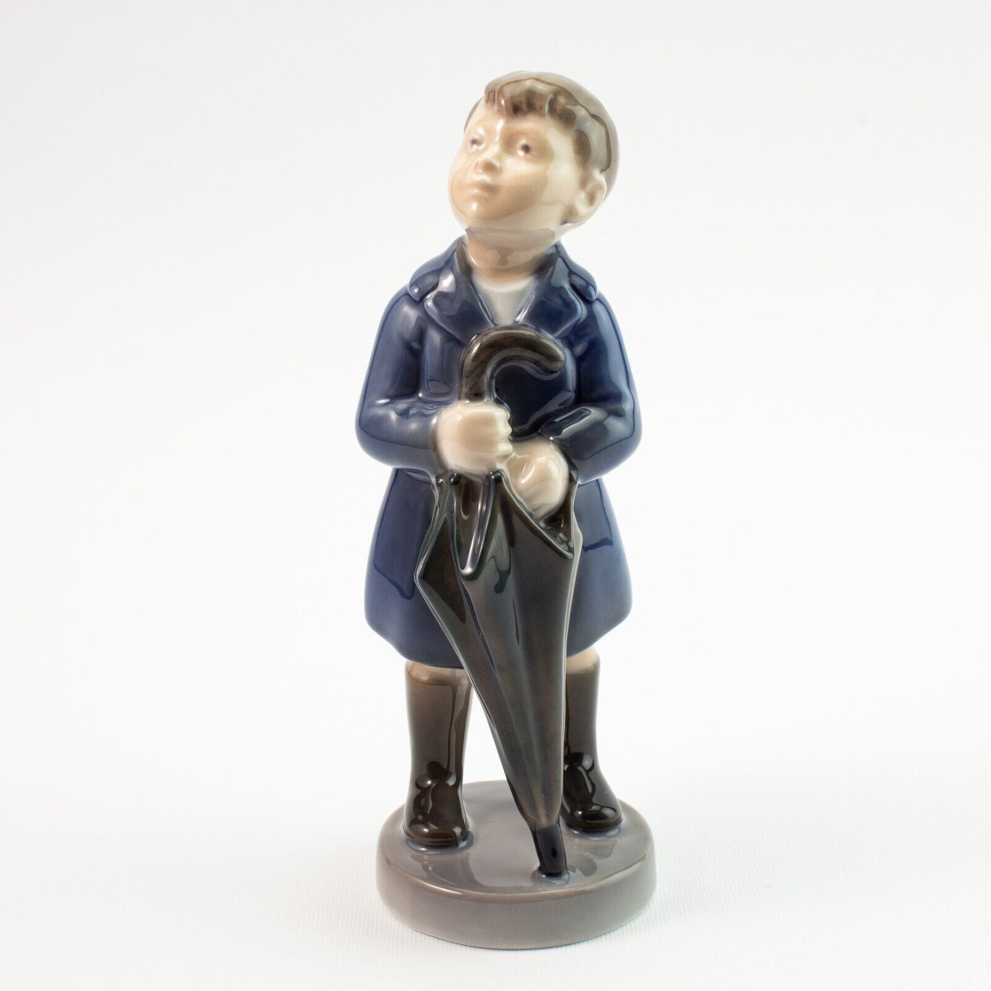 STATUINA PORCELLANA ROYAL COPENHAGEN "Aprile, Ragazzo con Ombrello" 4526 CM 17x7