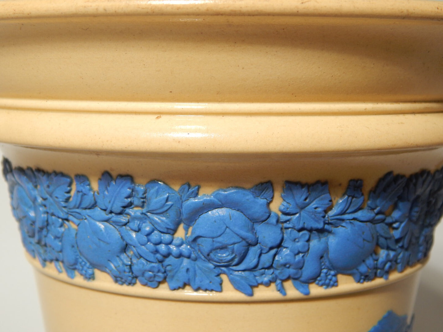 WEDGWOOD ANTICO VASO CERAMICA CREMA CON BASSORILIEVO CLASSICO IN JASPER AZZURRO