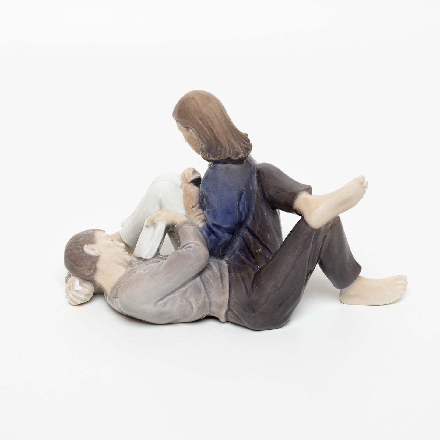 STATUINA PORCELLANA ROYAL COPENHAGEN "Ragazzi Leggono " COD 4649 11x18x11 DIFETT