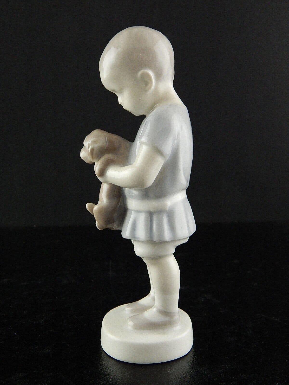 ROYAL COPENHAGEN BING&GRONDAHL STATUINA PORCELLANA RAGAZZO CON BASSOTTO DIFETTO