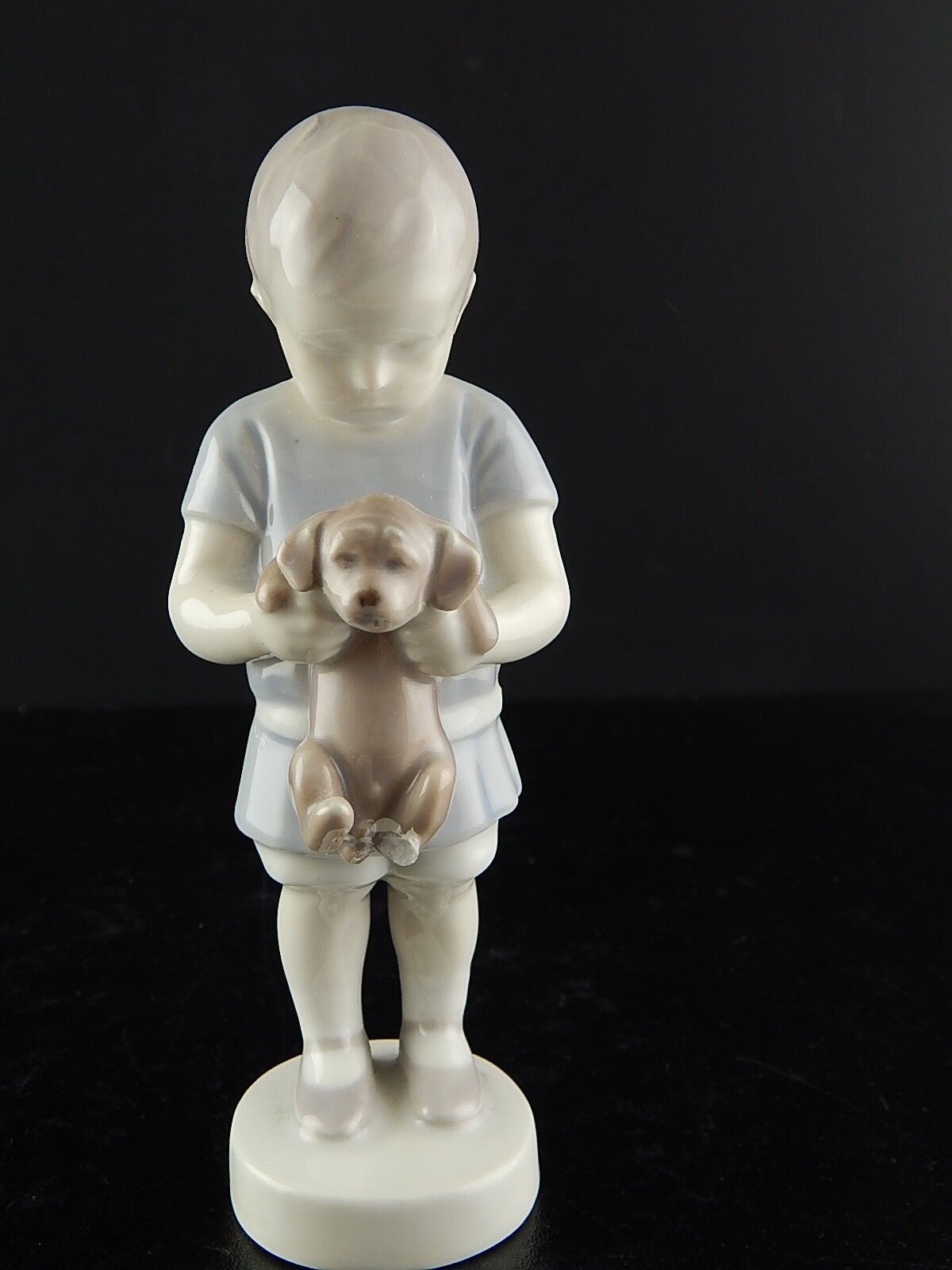 ROYAL COPENHAGEN BING&GRONDAHL STATUINA PORCELLANA RAGAZZO CON BASSOTTO DIFETTO