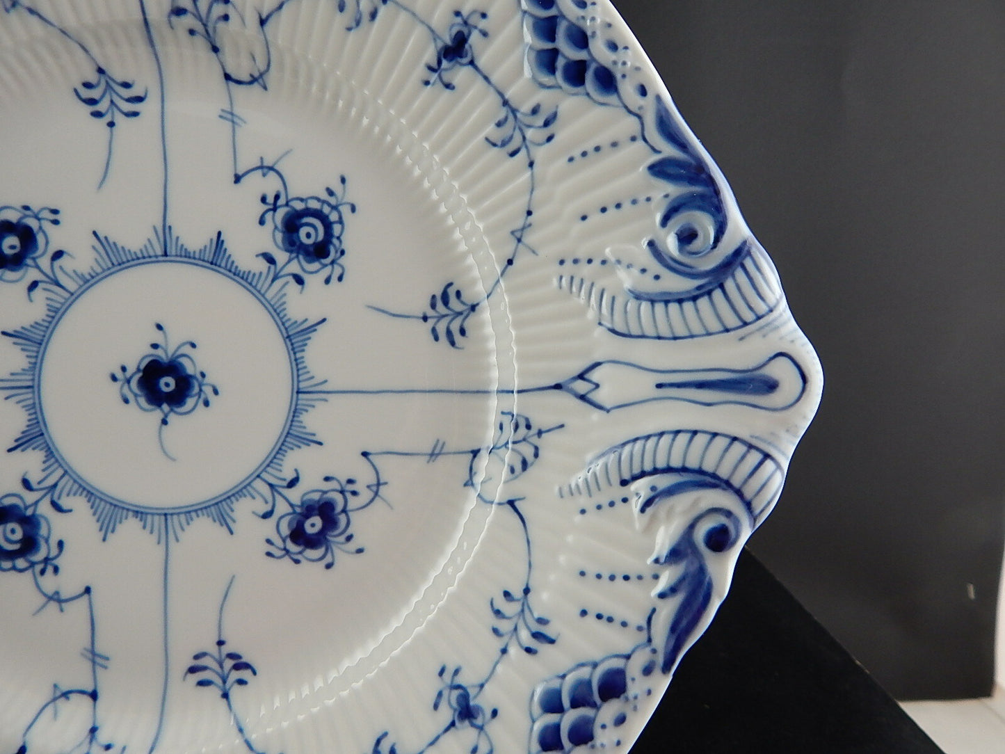 ROYAL COPENHAGEN PORCELLANA BLUE FLUTED HALF LACE PREZIOSO PIATTO PORTATA 422