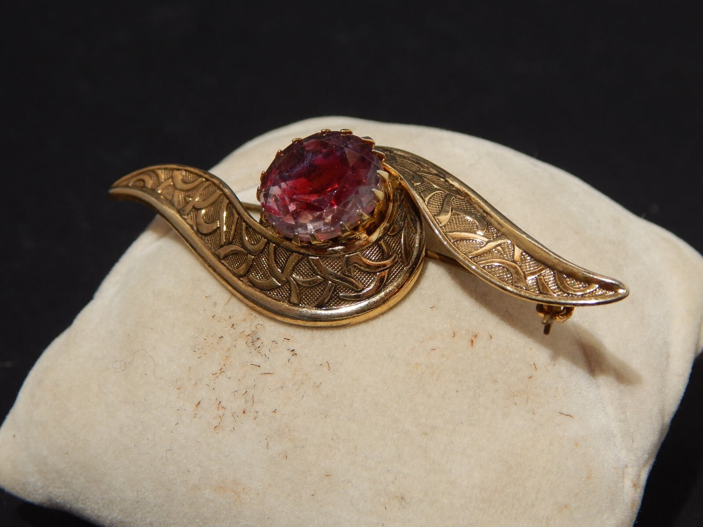 ANTICA SPILLA ART DECO CON DORATURA E CRISTALLO COLOR AMETISTA