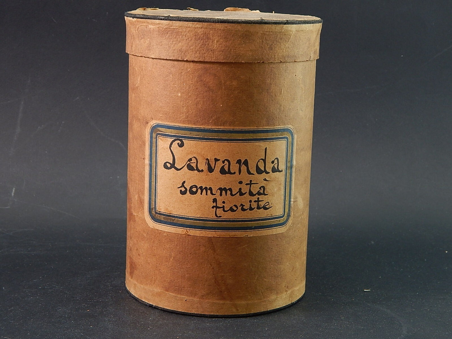 ANTICA SCATOLA CILINDRICA CARTONATA FARMACIA SPEZIALE ETICHETTA LAVANDA