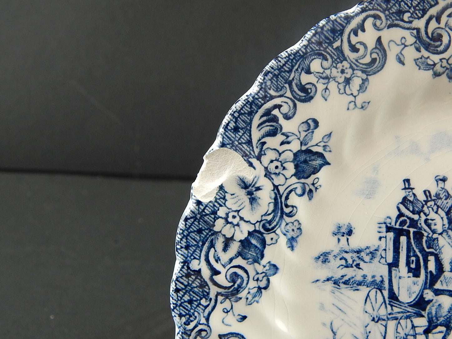 VINTAGE AUTENTICO PIATTO CM 16 PORCELLANA JOHNSON BROS COACHING SCENE DIFETTO