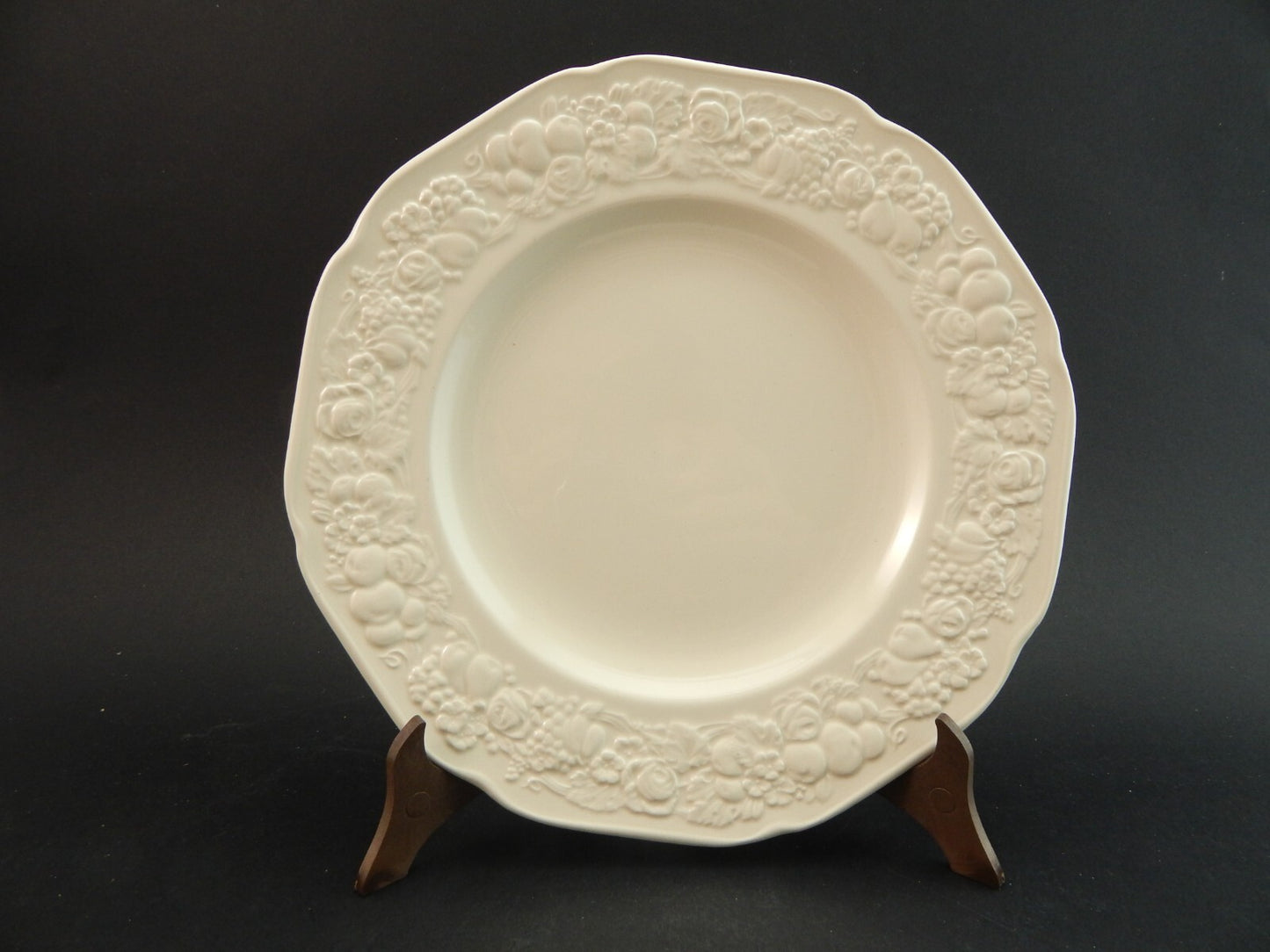 VINTAGE PIATTO CERAMICA BIANCA BARBOTINE CROWN DUCAL A. G. RICHARDSON