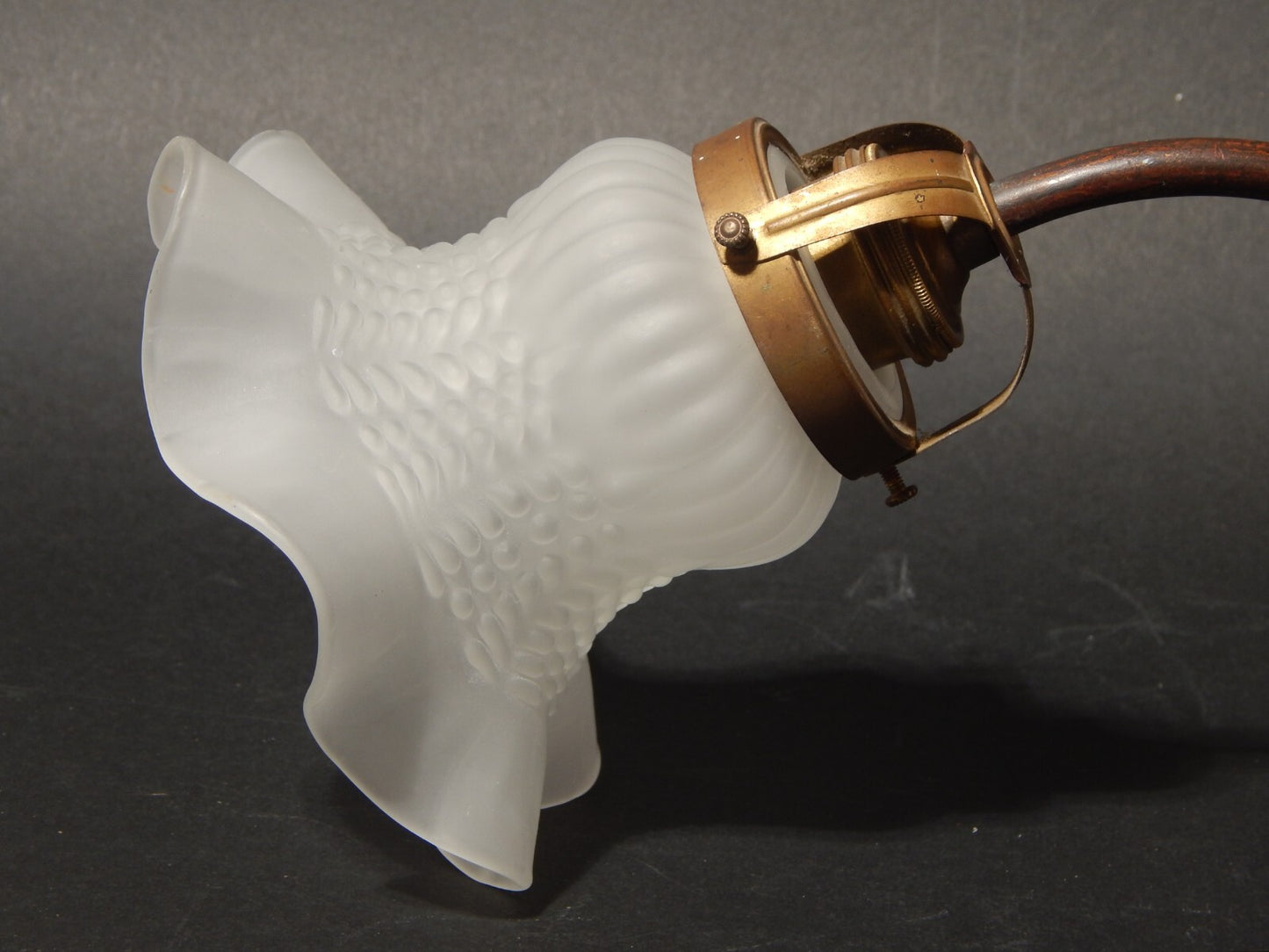 ANTICA LIBERTY APPLIQUE LAMPADA PARETE OTTONE TULIP IN VETRO SATINATO