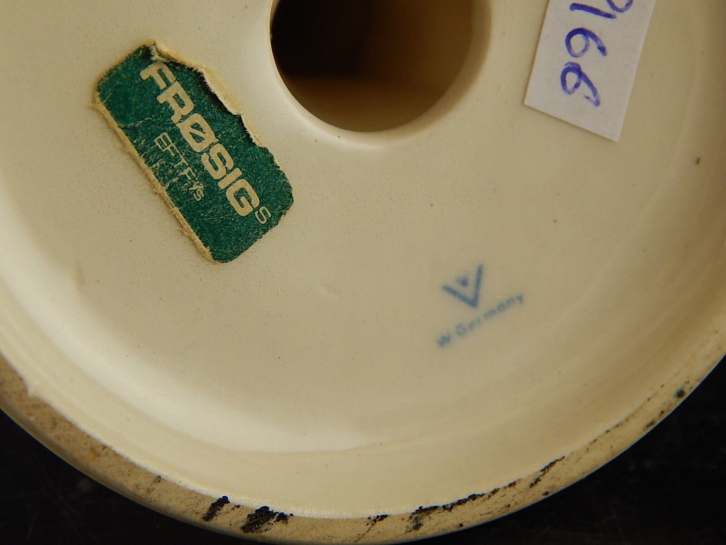 VINTAGE RARA STATUINA PORCELLANA GOEBEL HUMMEL BAMBINA SULL'ALBERO CON CANE