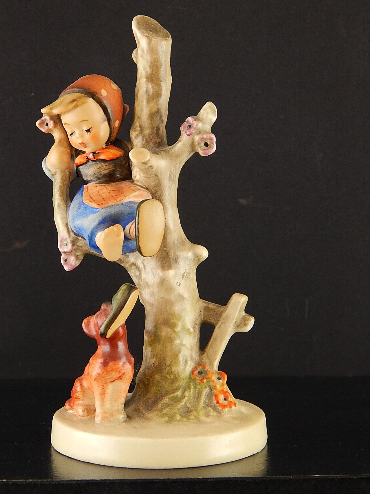 VINTAGE RARA STATUINA PORCELLANA GOEBEL HUMMEL BAMBINA SULL'ALBERO CON CANE