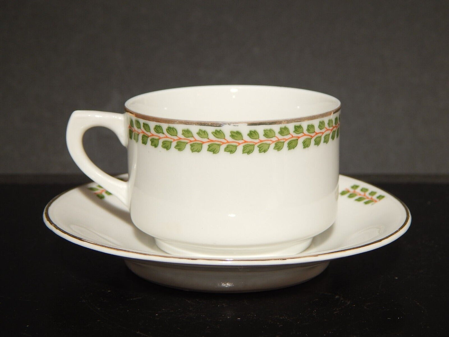 ANTICA TAZZINA CAFFÈ PORCELLANA BIANCA GHIRLANDE PICCOLE FOGLIE VERDI