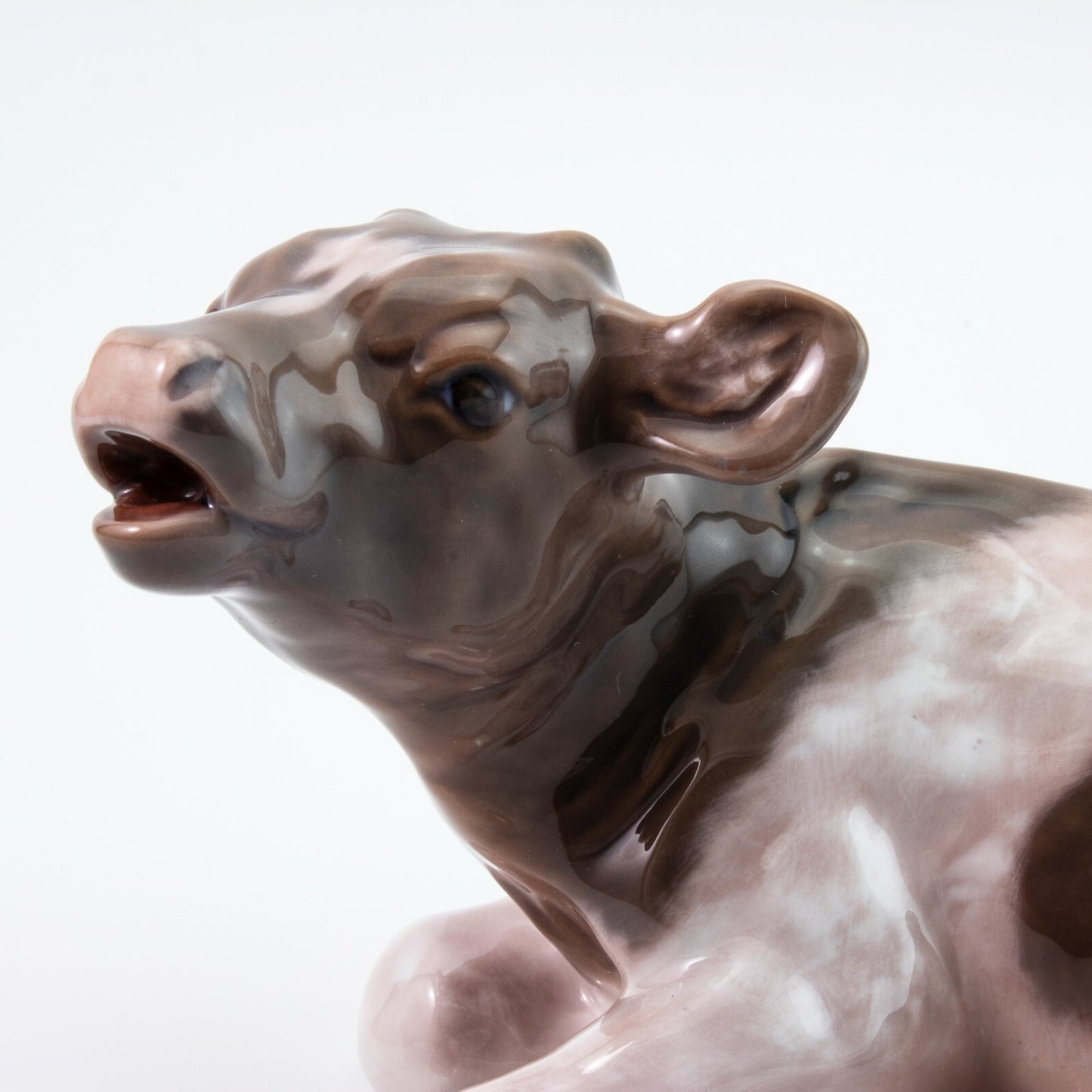 STATUINA PORCELLANA ROYAL COPENHAGEN "Vitello Sdraiato" COD 1072 CM 10x17x11