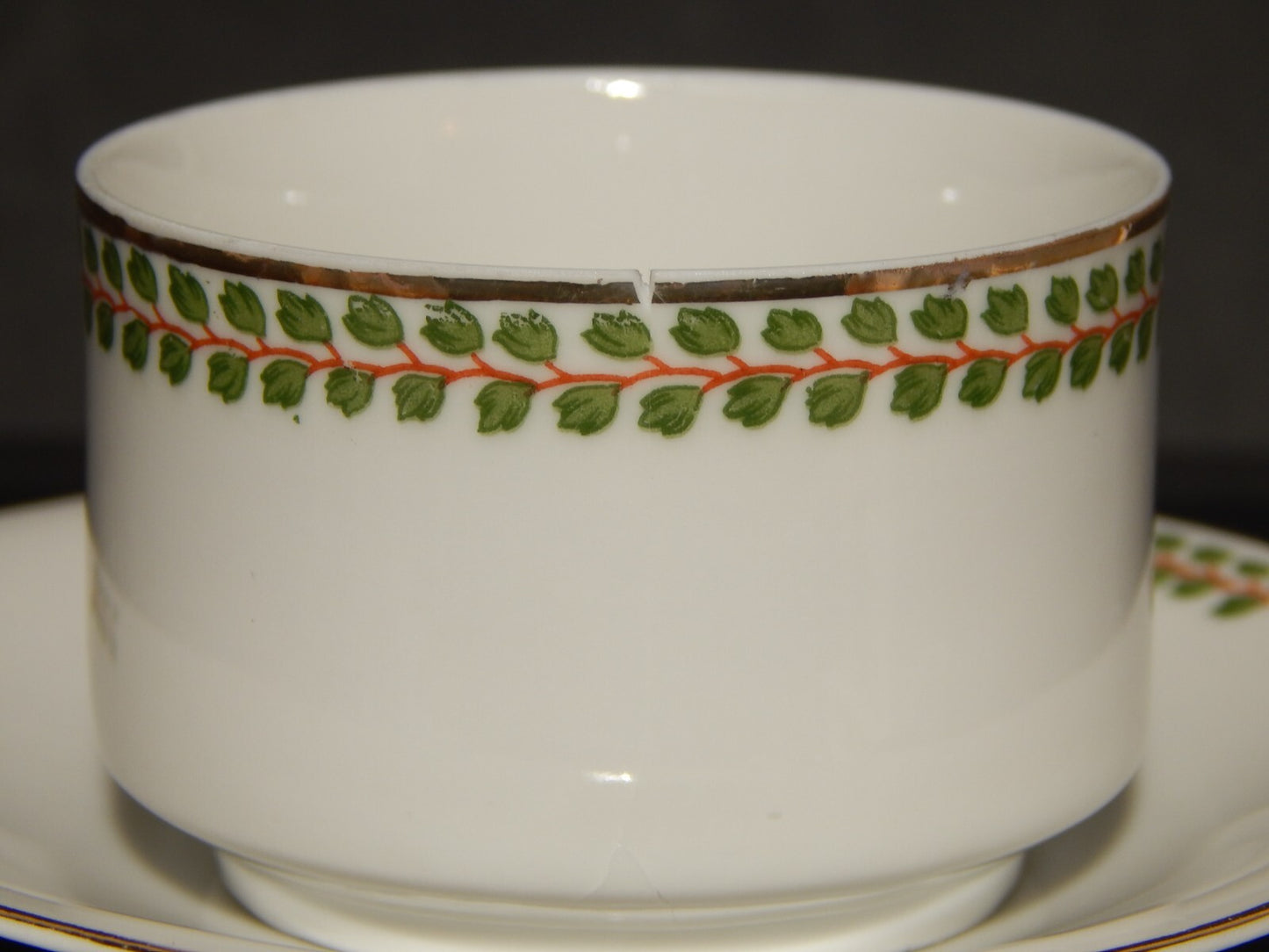 ANTICA TAZZINA CAFFÈ PORCELLANA BIANCA GHIRLANDE PICCOLE FOGLIE VERDI difetto