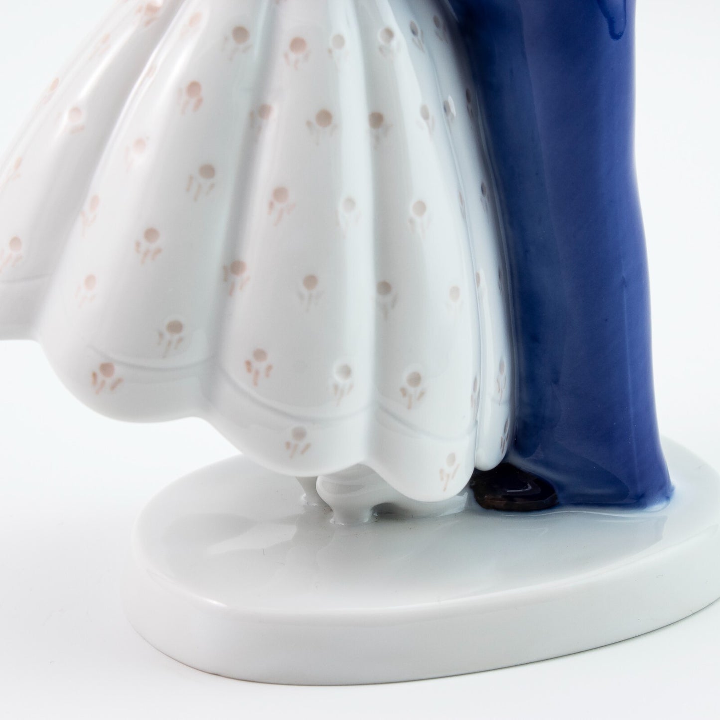 STATUINA PORCELLANA ROYAL COPENHAGEN BING&GRONDAHL "Primo Bacio" CM 19x13x8 2162