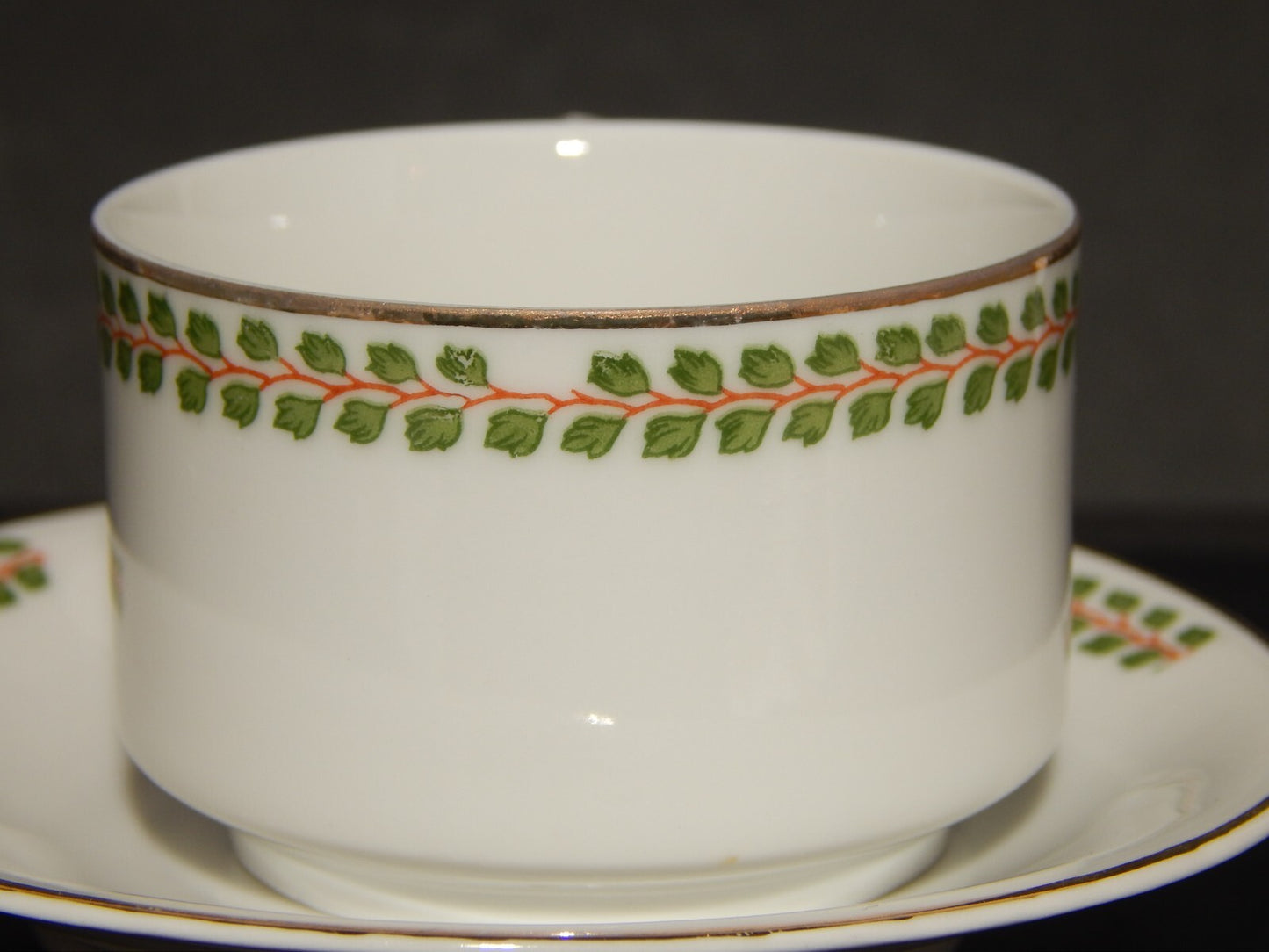 ANTICA TAZZINA CAFFÈ PORCELLANA BIANCA GHIRLANDE PICCOLE FOGLIE VERDI