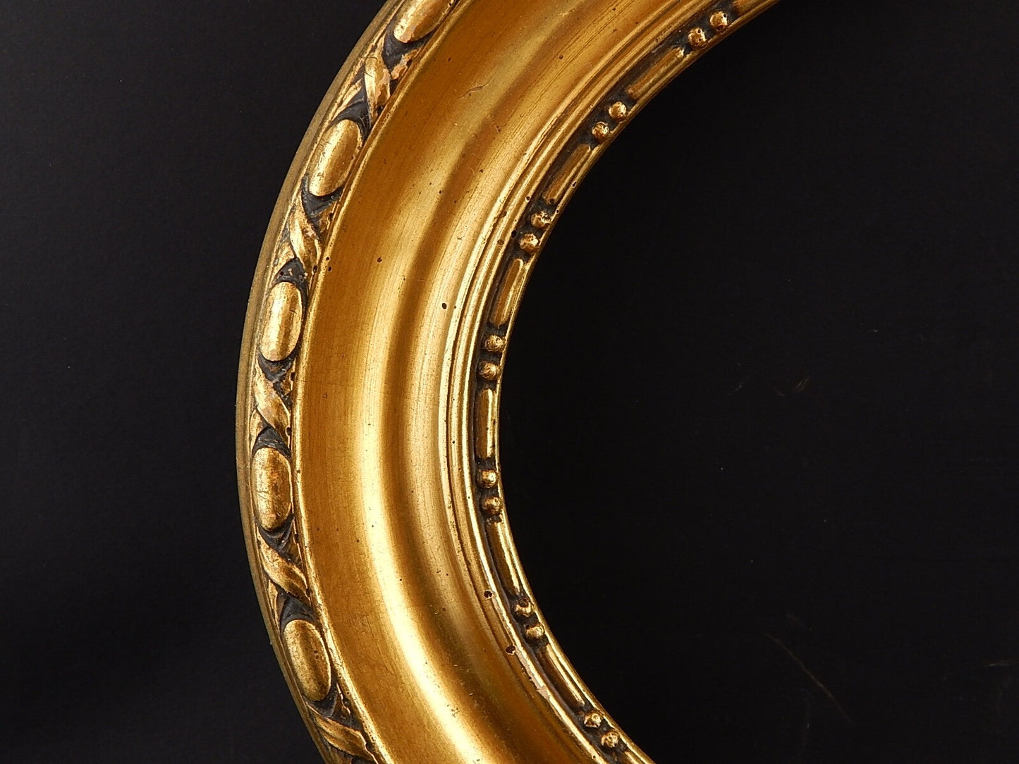 ANTICA CORNICE OVALE DORATA IN GESSO RIFINITA IN PASTIGLIA 1900 LIBERTY