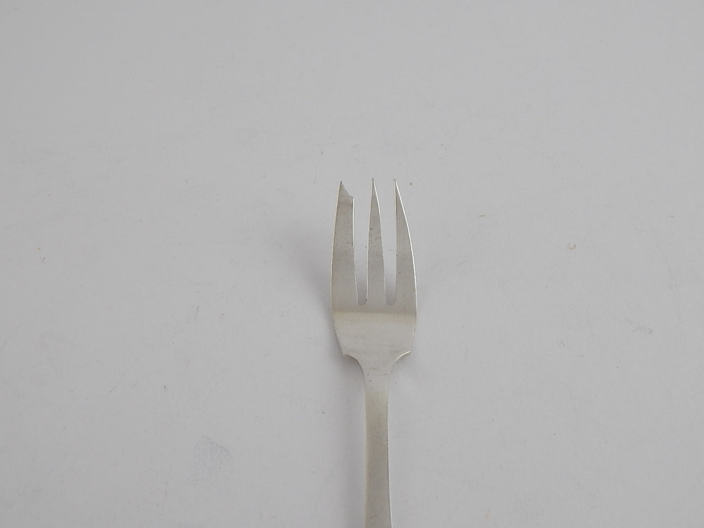 ANTICA FORCHETTA DESSERT REALIZZATA NEGLI ANNI '30 IN BAGNO ARGENTO 925