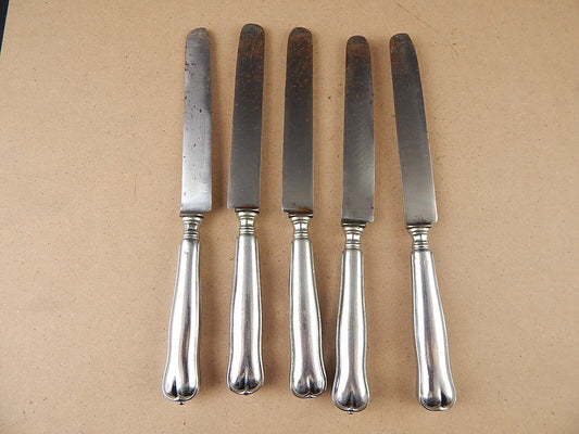 ANTICHE POSATE SET 5 COLTELLI LAME ACCIAIO FUSO MANICI ARGENTATI FINE 800
