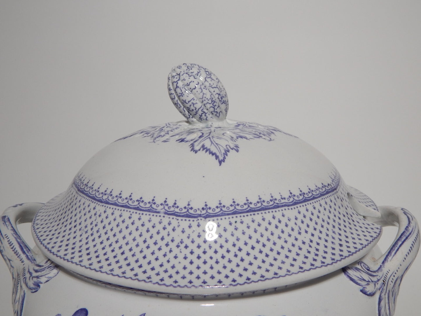 ANTICA ZUPPIERA CENTROTAVOLA CERAMICA INGLESE PRIMAVESI 1860 ERMINE BORDER VIOLA