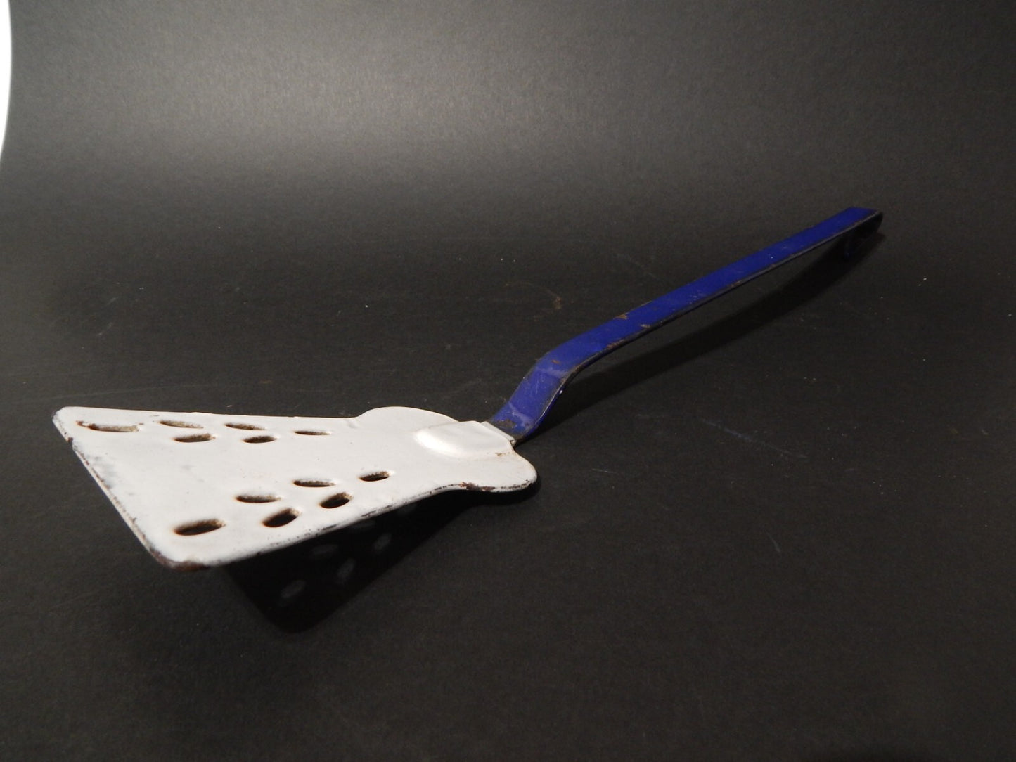 ANTICA PALETTA FORATA IN METALLO SMALTATO BIANCO BLU SHABBY COUNTRY KITCHEN