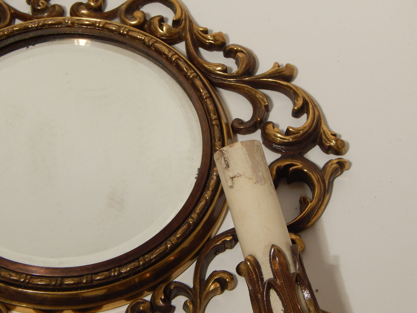 ANTICA APPLIQUE 2 FUOCHI CON CORNICE STILE BAROCCO OTTONE O BRONZO E SPECCHIO