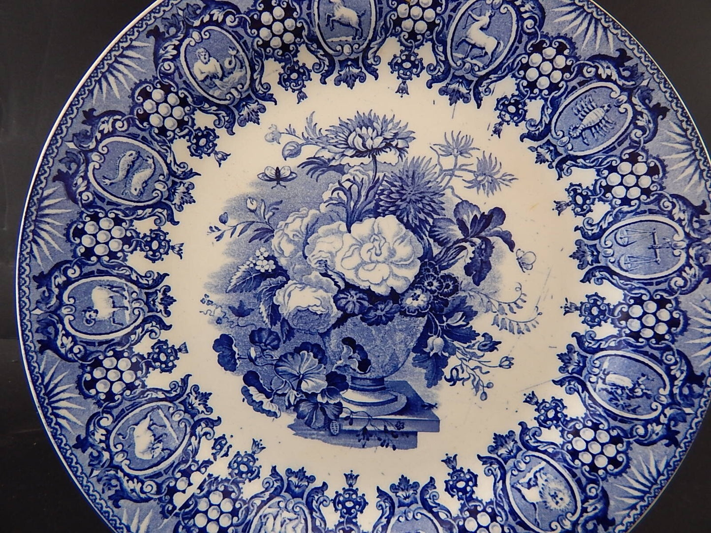 ANTICO RARO PIATTO PORCELLANA WEDGWOOD SEGNI ZODIACALI META' '800 BIANCO BLU