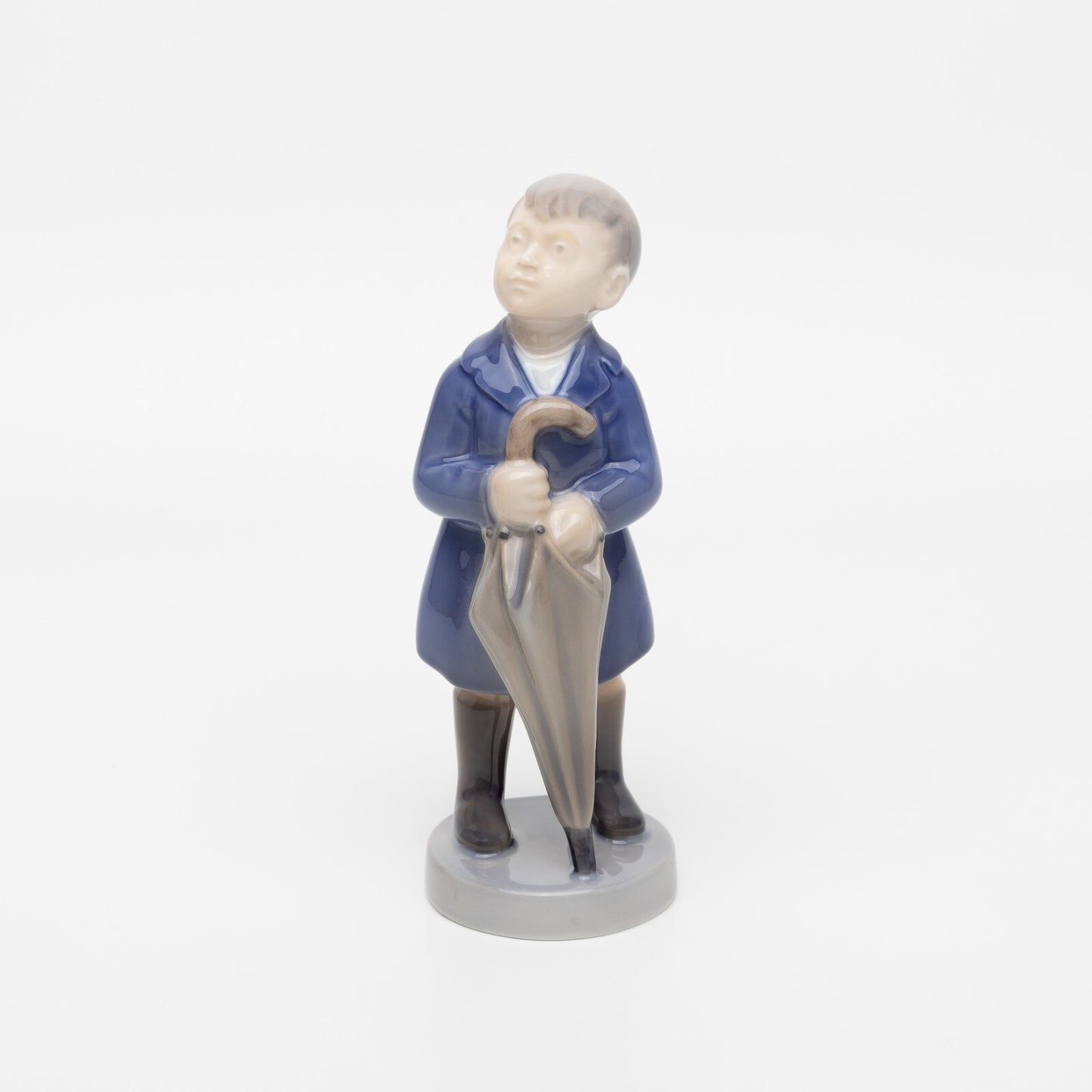 STATUINA PORCELLANA ROYAL COPENHAGEN "Aprile, Ragazzo con Ombrello" 4526 CM 17x7