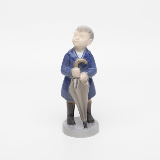 STATUINA PORCELLANA ROYAL COPENHAGEN "Aprile, Ragazzo con Ombrello" 4526 CM 17x7