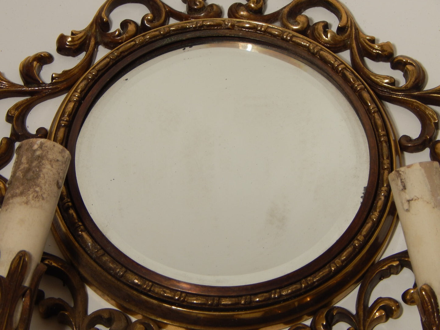 ANTICA APPLIQUE 2 FUOCHI CON CORNICE STILE BAROCCO OTTONE O BRONZO E SPECCHIO