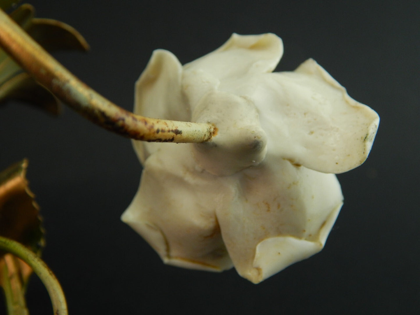 APPLIQUE A TRE FUOCHI ANTICA LIBERTY FERRO BATTUTO E ROSE CERAMICA POLICROME