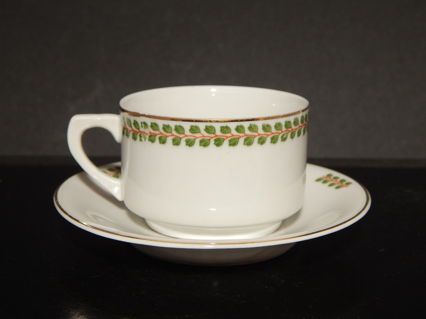 ANTICA TAZZINA CAFFÈ PORCELLANA BIANCA GHIRLANDE PICCOLE FOGLIE VERDI #1235