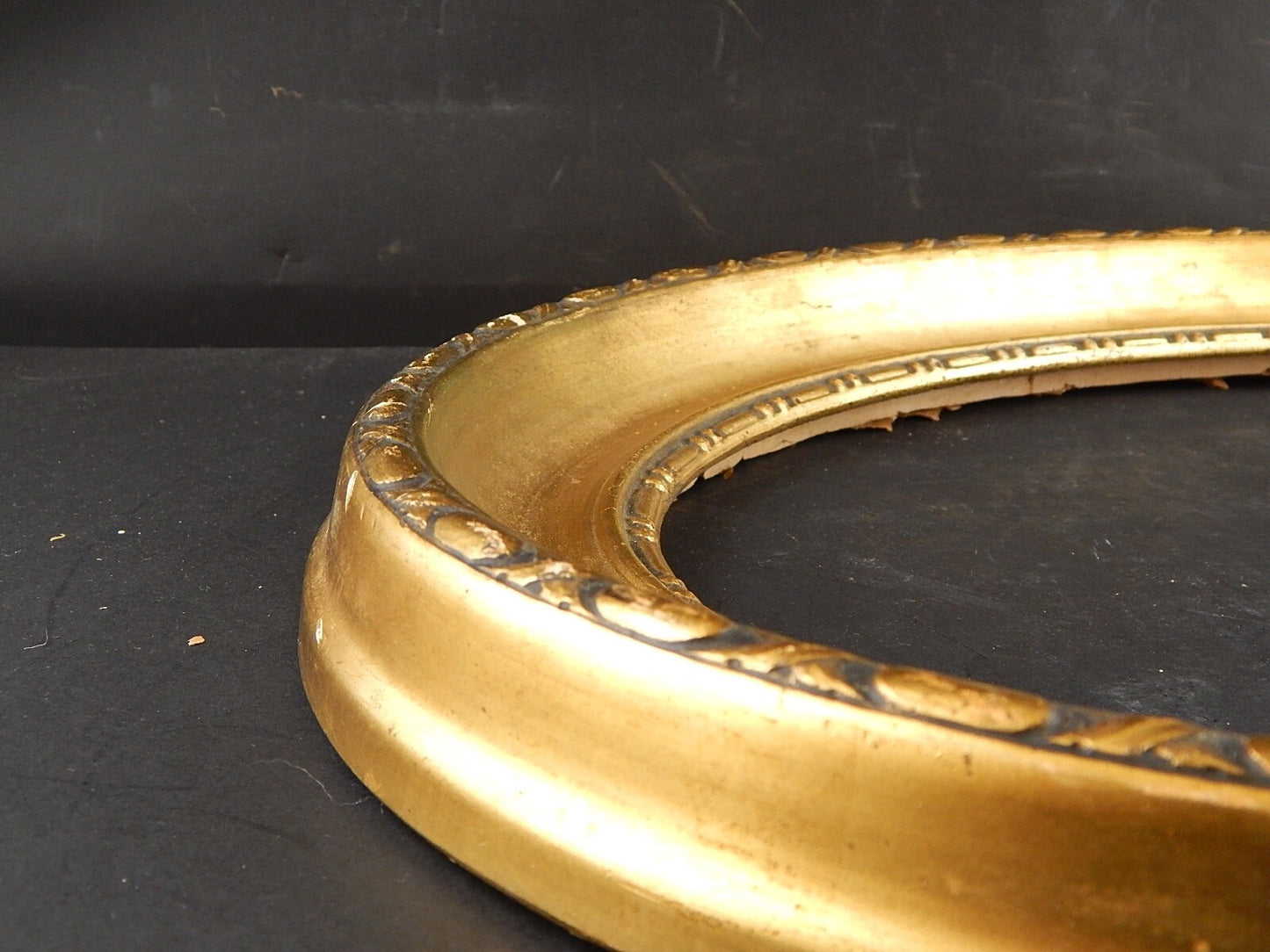 ANTICA CORNICE OVALE DORATA IN GESSO RIFINITA IN PASTIGLIA 1900 LIBERTY