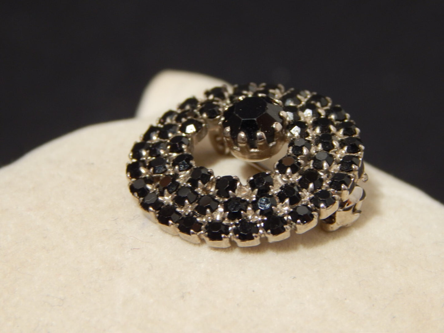 VINTAGE BIJOUX SPILLA ARGENTATA CON PIETRE NERE ANNI '70