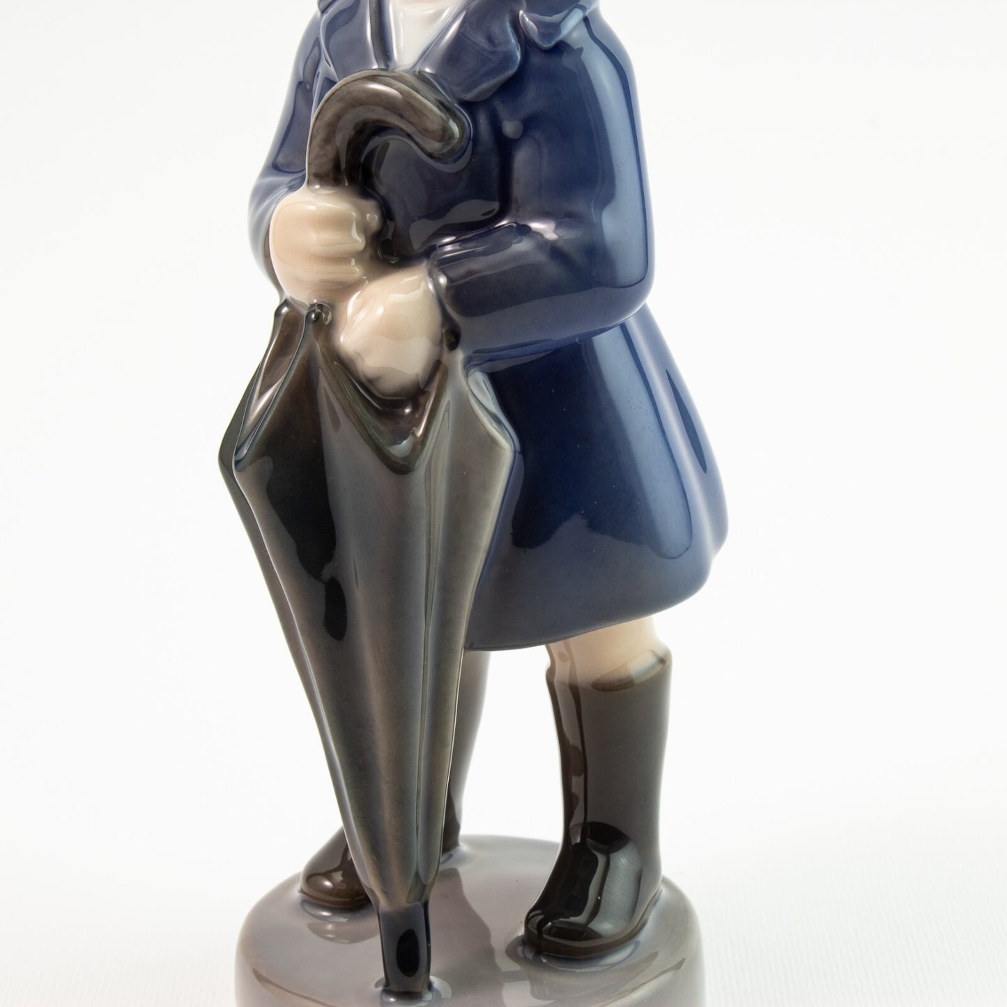 STATUINA PORCELLANA ROYAL COPENHAGEN "Aprile, Ragazzo con Ombrello" 4526 CM 17x7