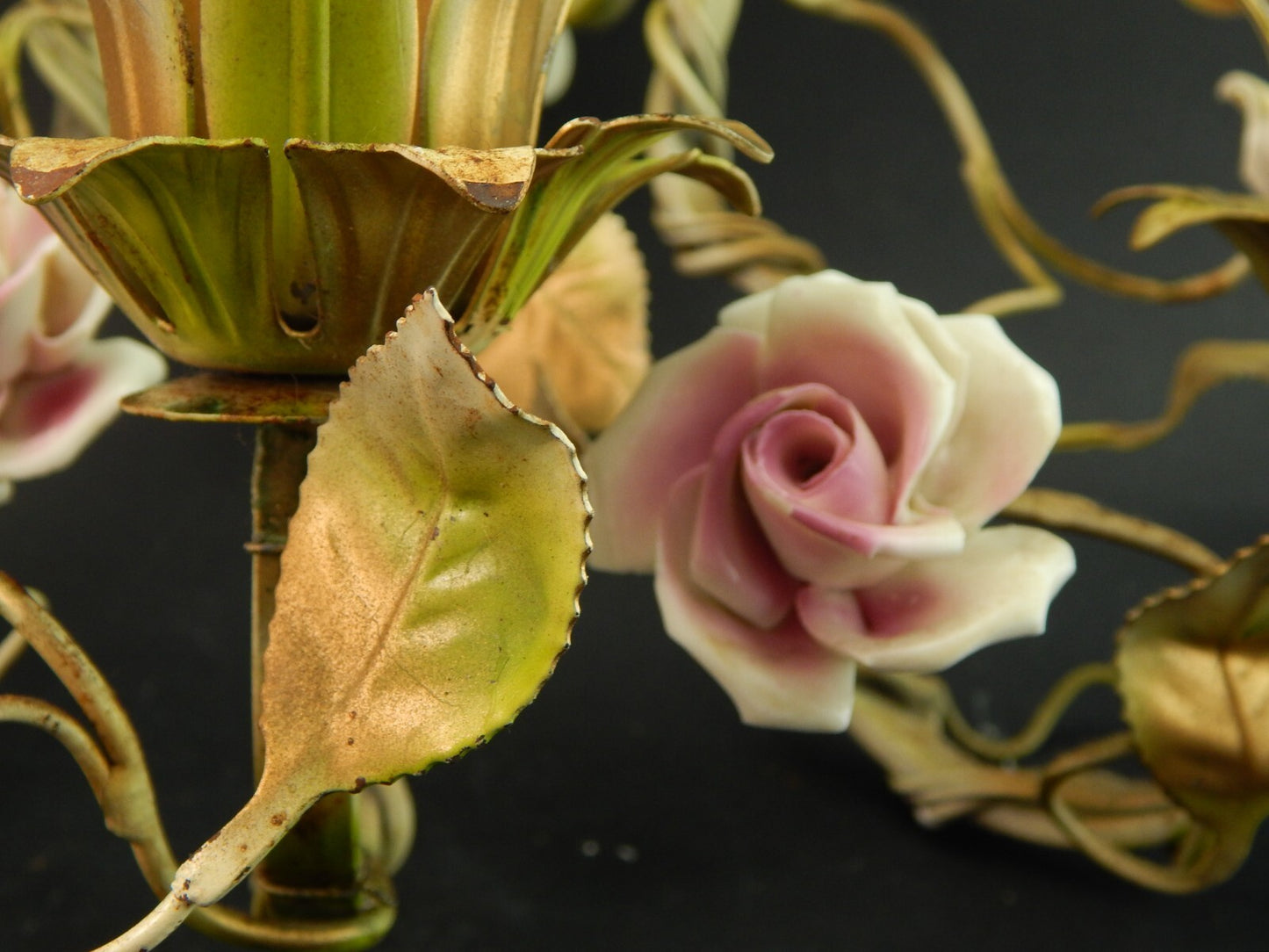 APPLIQUE TRE FUOCHI ANTICA LIBERTY FERRO BATTUTO E ROSE CERAMICA POLICROME #1733