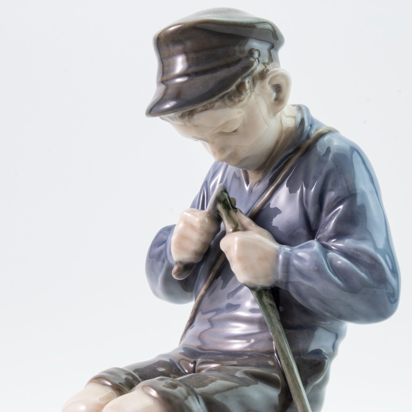 STATUINA PORCELLANA ROYAL COPENHAGEN "Ragazzo Intaglia Bastone" COD 905 CM 19x9