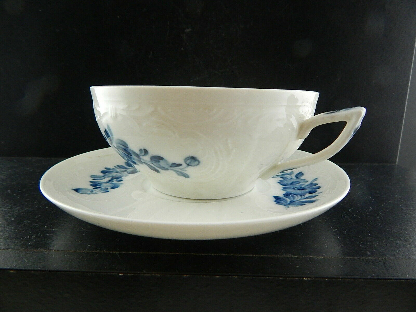 ROYAL COPENHAGEN PORCELLANA JULIANE MARIE FIORI BLU COPPIA TAZZE BRODO DIPINTE