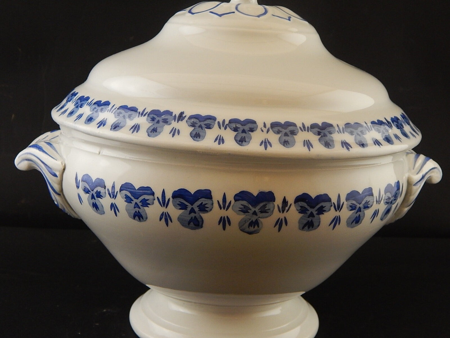 ANTICA PRIMO 900 ZUPPIERA CENTROTAVOLA PORCELLANA BIANCA VIOLE DEL PENSIERO BLU