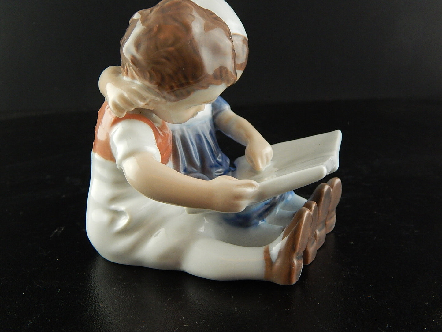 ROYAL COPENHAGEN STATUINA PORCELLANA BAMBINI CHE LEGGONO 402 PRIMA SCELTA