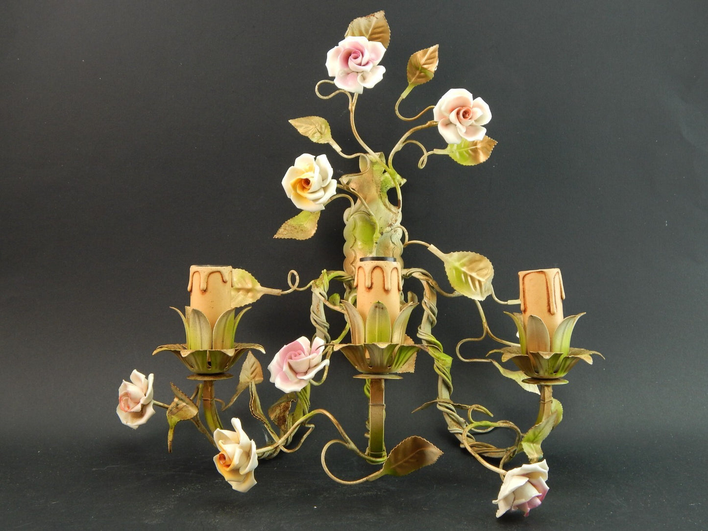 APPLIQUE A TRE FUOCHI ANTICA LIBERTY FERRO BATTUTO E ROSE CERAMICA POLICROME