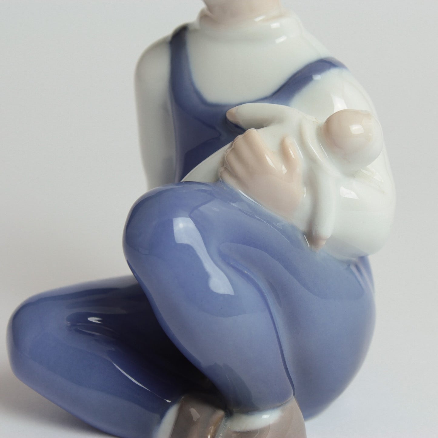 STATUINA PORCELLANA ROYAL COPENHAGEN BING&GRONDAHL "Bambina con Bambola" 2400