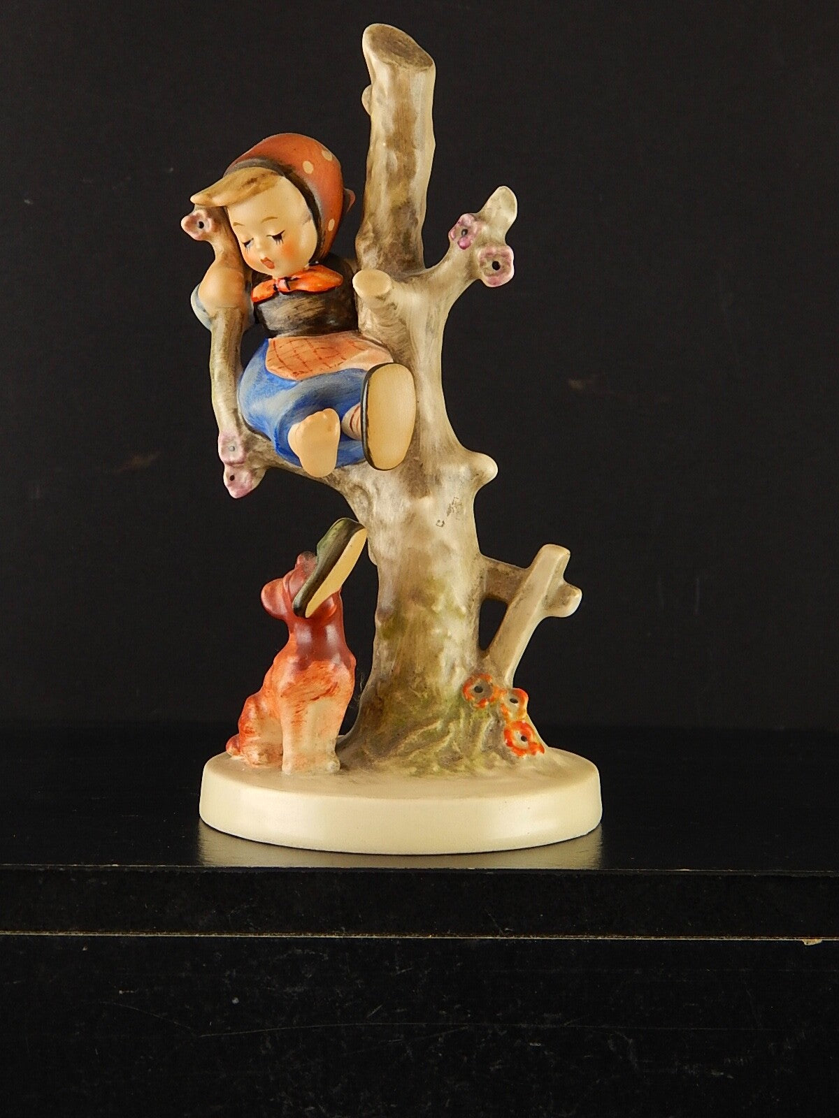 VINTAGE RARA STATUINA PORCELLANA GOEBEL HUMMEL BAMBINA SULL'ALBERO CON CANE