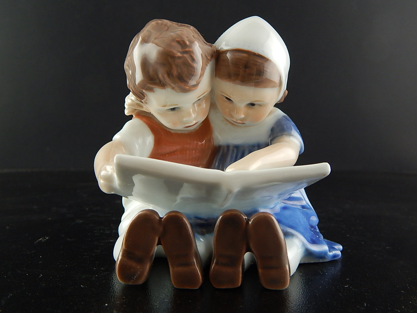 ROYAL COPENHAGEN STATUINA PORCELLANA BAMBINI CHE LEGGONO 402 PRIMA SCELTA