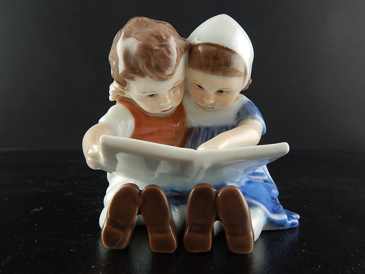 ROYAL COPENHAGEN STATUINA PORCELLANA BAMBINI CHE LEGGONO 402 PRIMA SCELTA