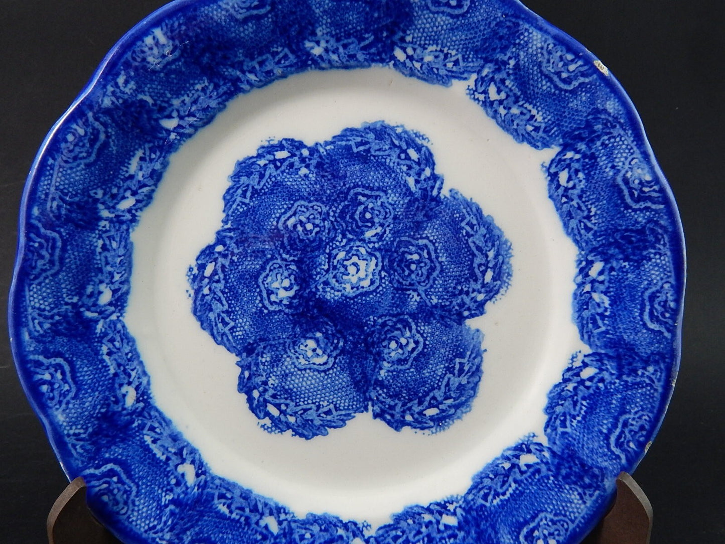 ANTIQUARIATO PIATTO CERAMICA MONDOVÌ META' 1800 BIANCO BLU PIZZO DECORO TAMPONE