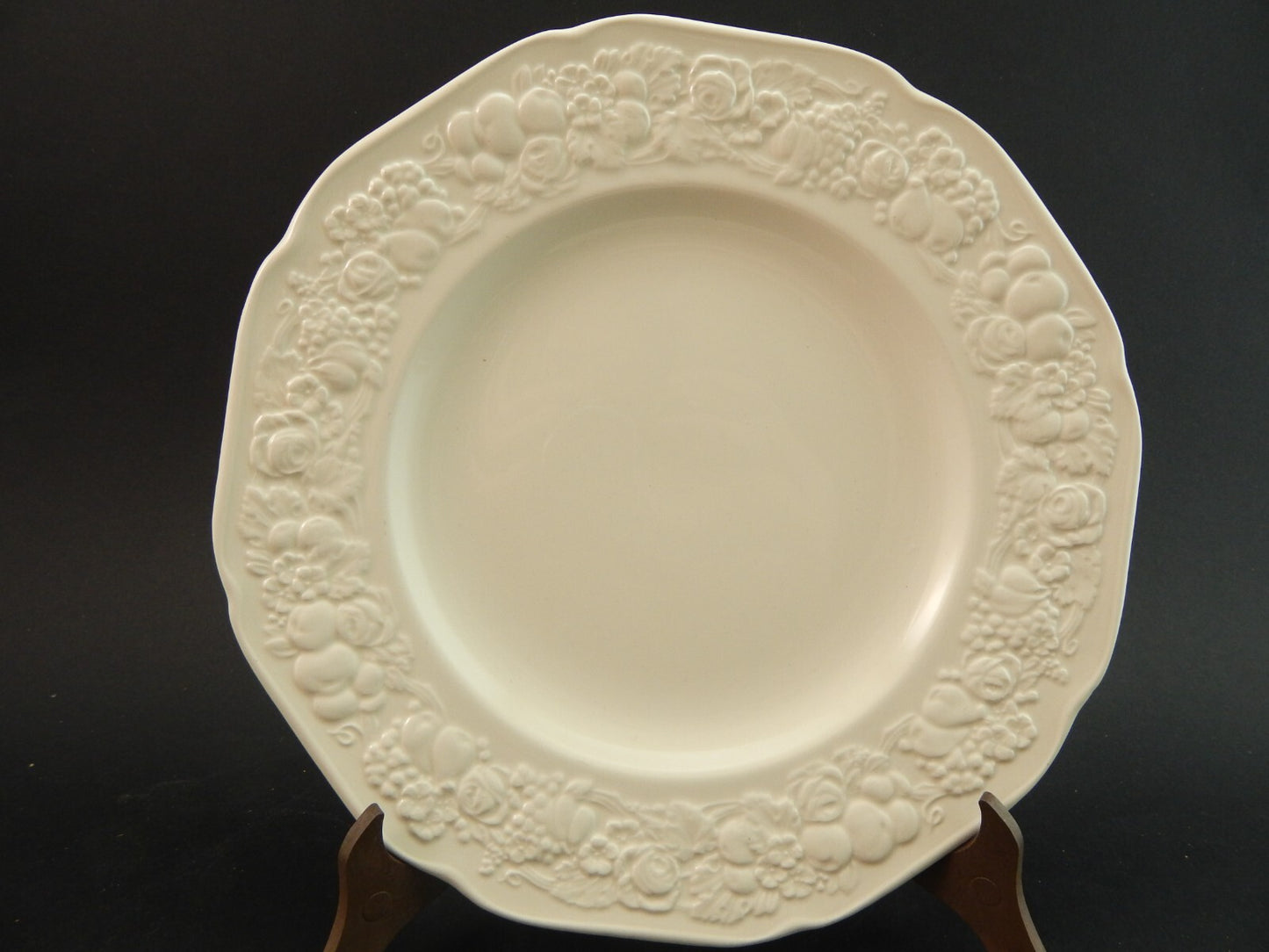 VINTAGE PIATTO CERAMICA BIANCA BARBOTINE CROWN DUCAL A. G. RICHARDSON