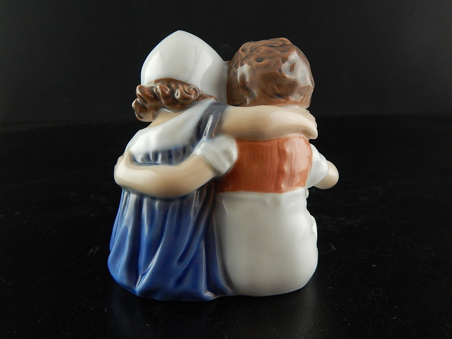 ROYAL COPENHAGEN STATUINA PORCELLANA BAMBINI CHE LEGGONO 402 PRIMA SCELTA