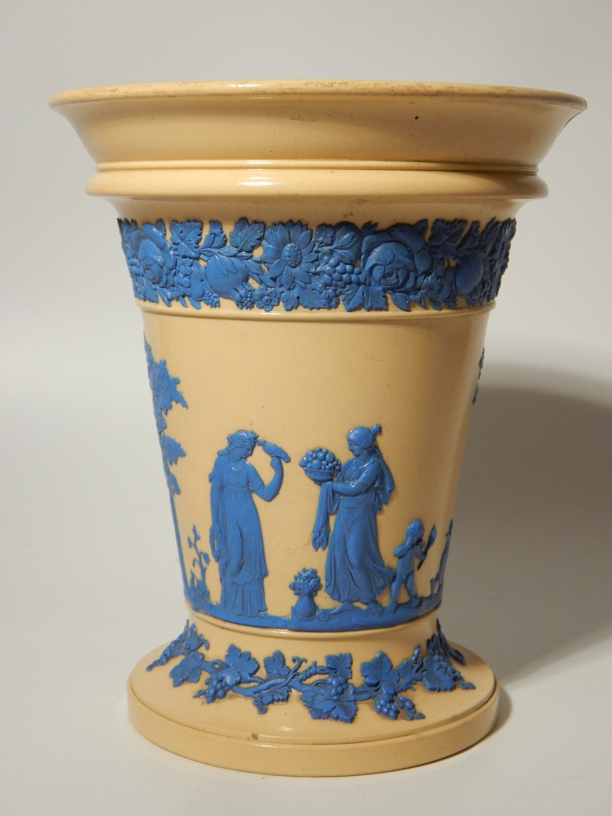 WEDGWOOD ANTICO VASO CERAMICA CREMA CON BASSORILIEVO CLASSICO IN JASPER AZZURRO